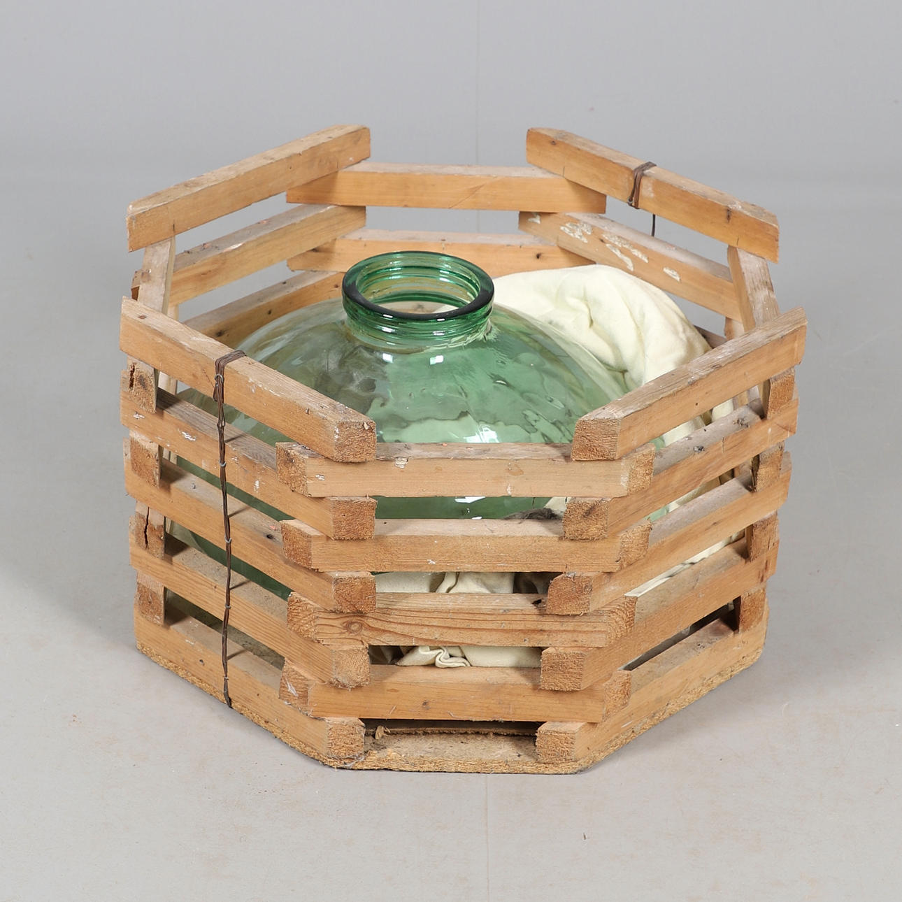 EN STOR GRØN GLASVOGN I TRÆKASSE.