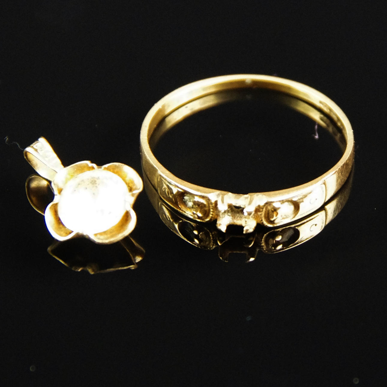 RING SAMT HÄNGE, 18K guld samt vit sten.