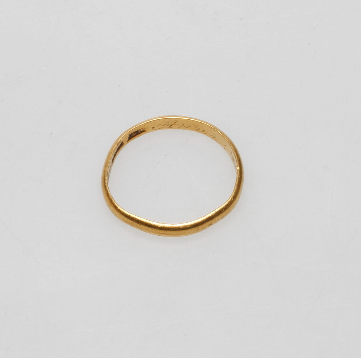 RING, 23k guld, vikt ca 3,8 gr.