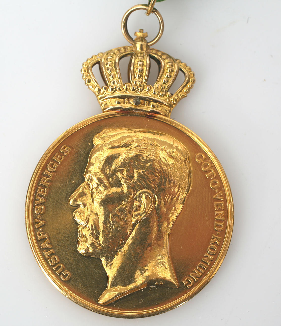 MEDALJ, 23/24K guld och 18K i ringen, "För långvarig trogen tjänst", 1937, cirka 49 gram.