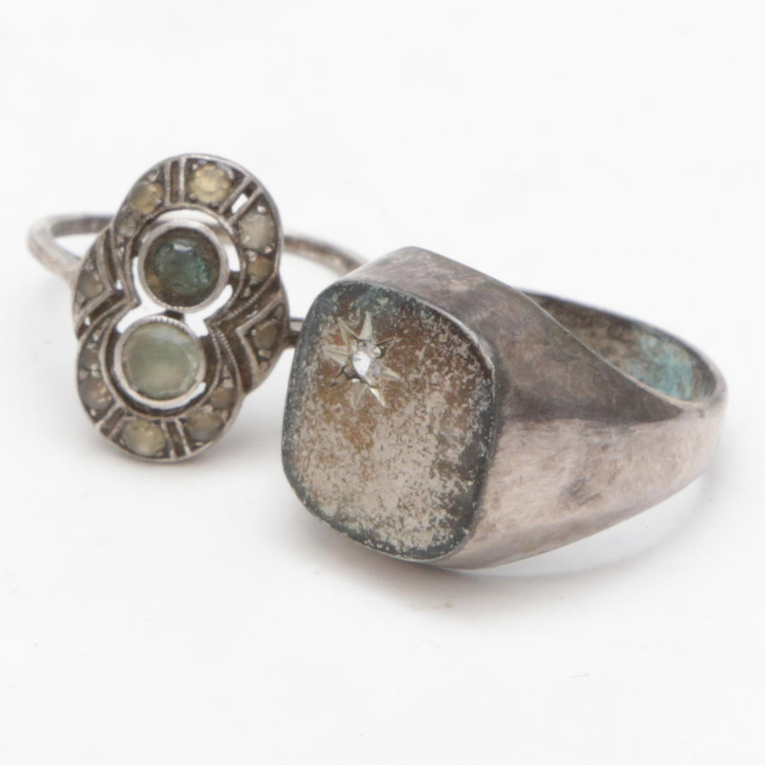 A set of 2 rings, silver.