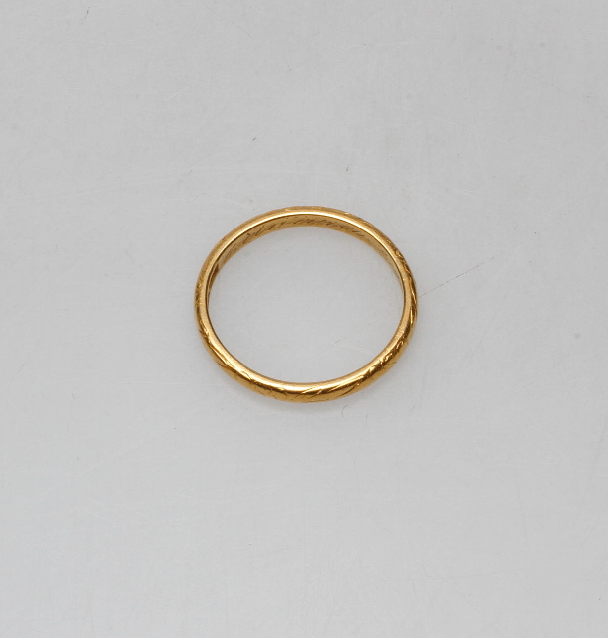 RING, 23k guld, vikt ca 4,6 gr.