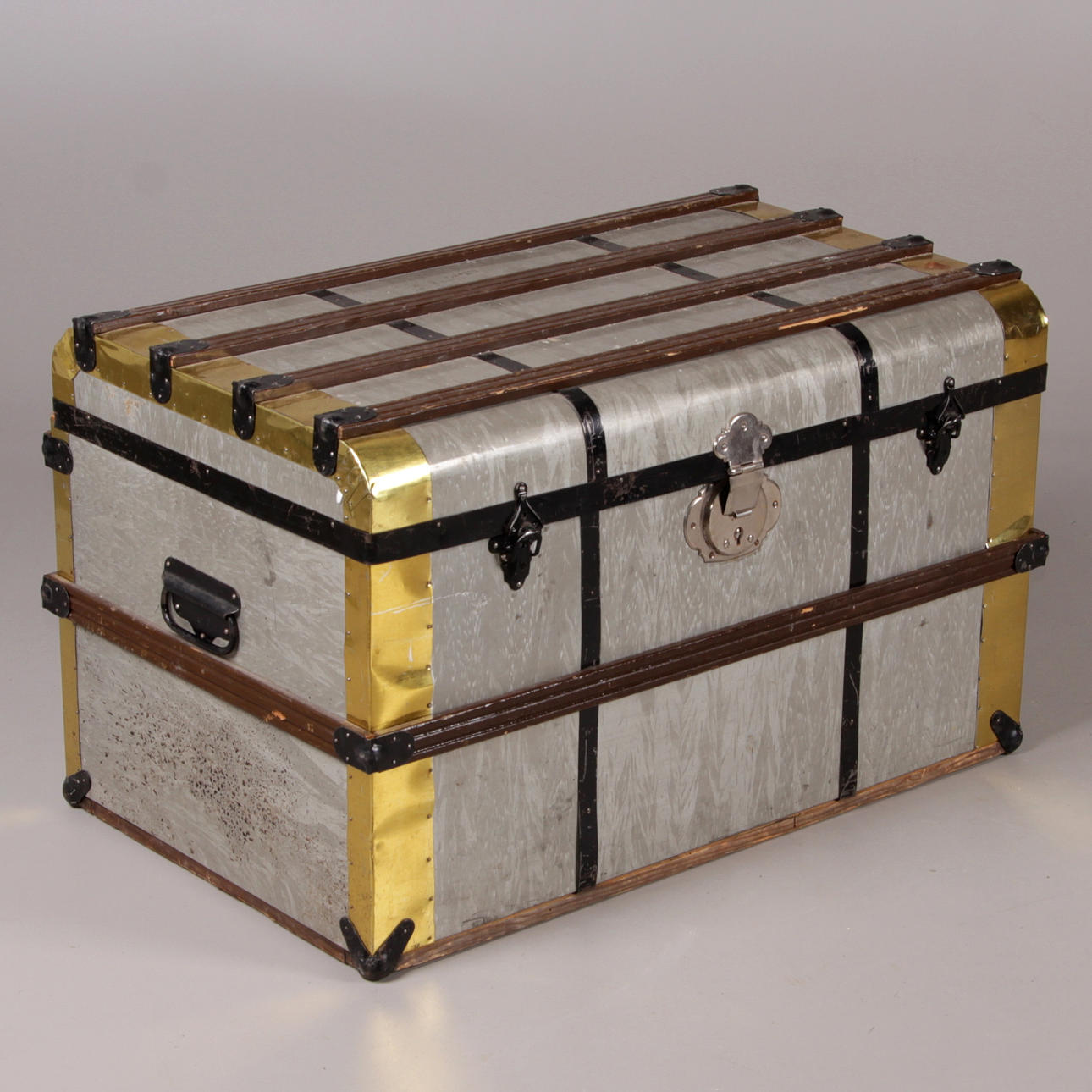 KOFFERT, metall och trä, 1900-tal.