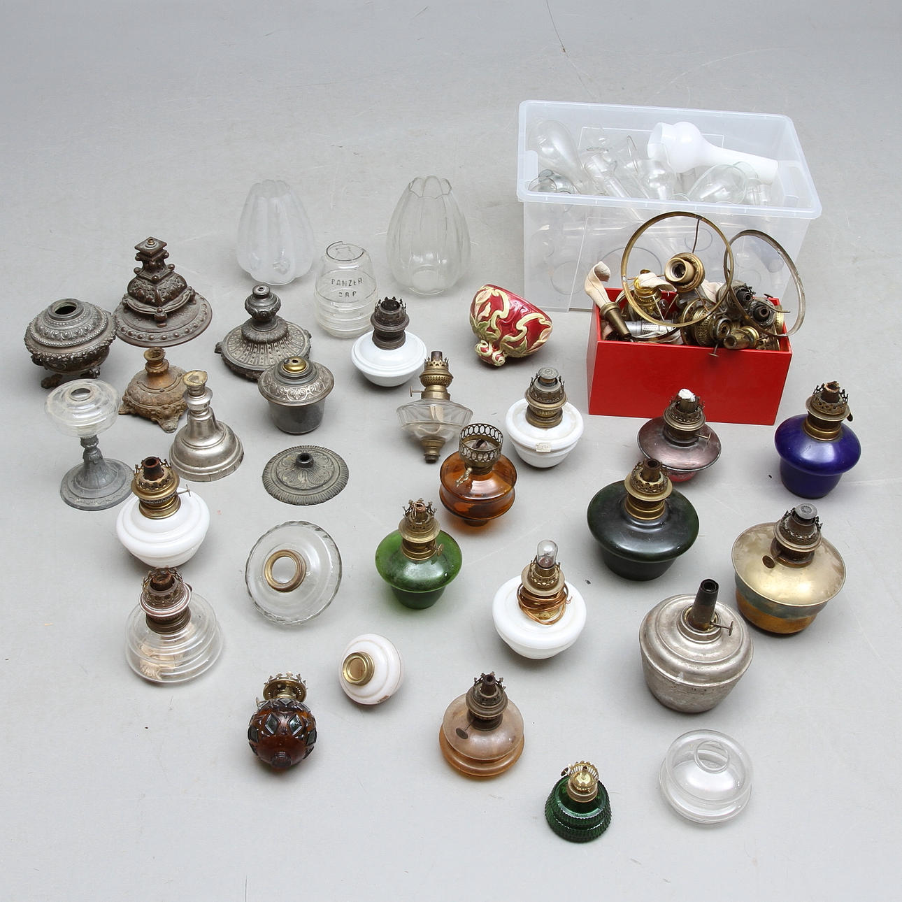 PARTI FOTOGENLAMPSDELAR, 18/1900-tal.