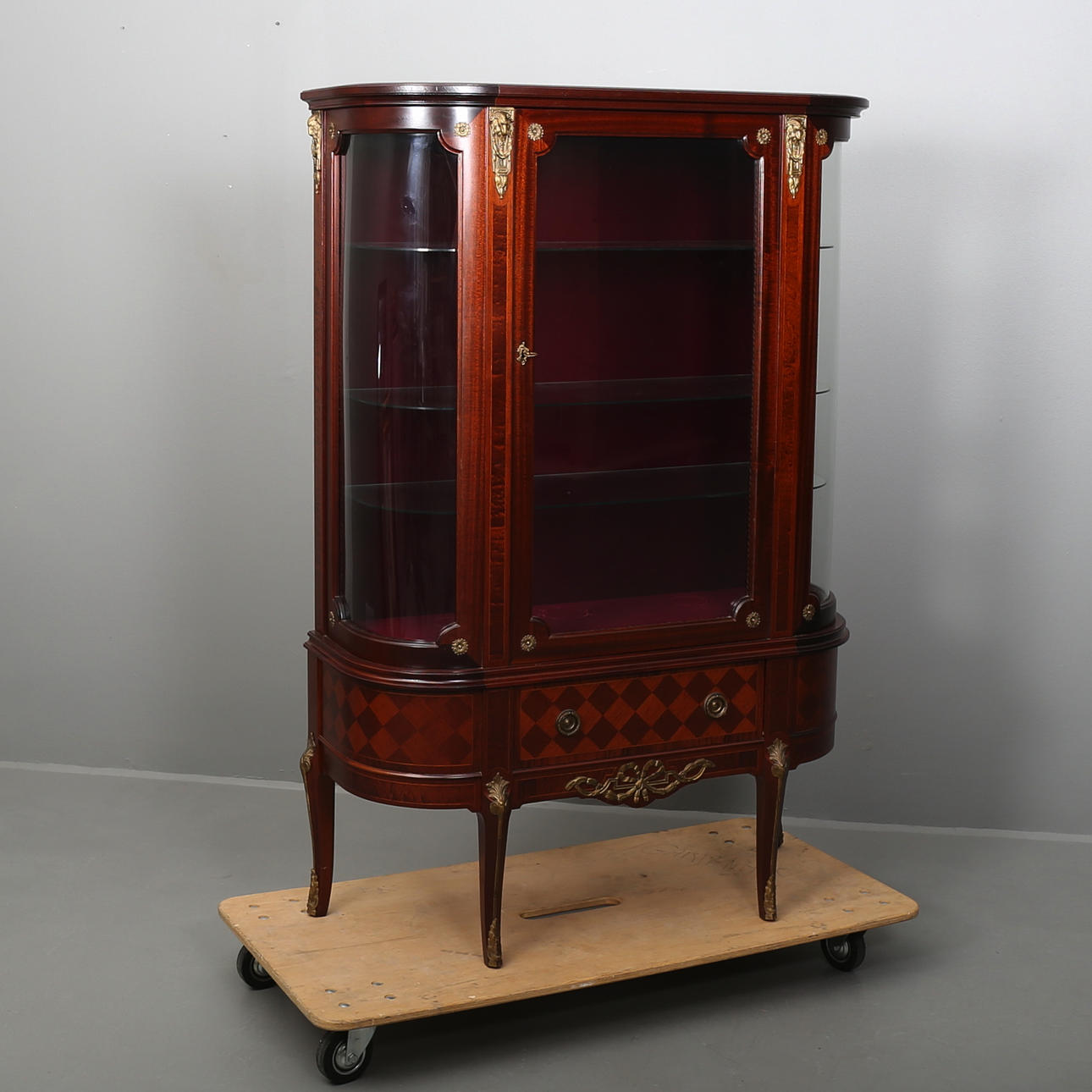 VITRINSKÅP i Louis XVI- stil, 1900-talets första hälft.