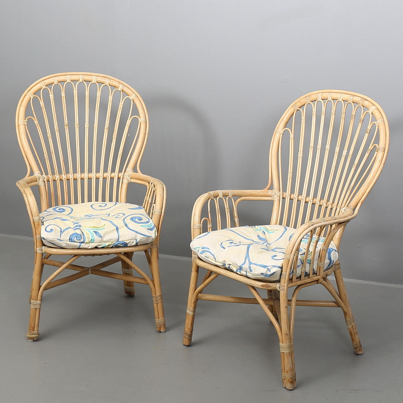 FÅTÖLJER i rotting, ett par 1900-tal.