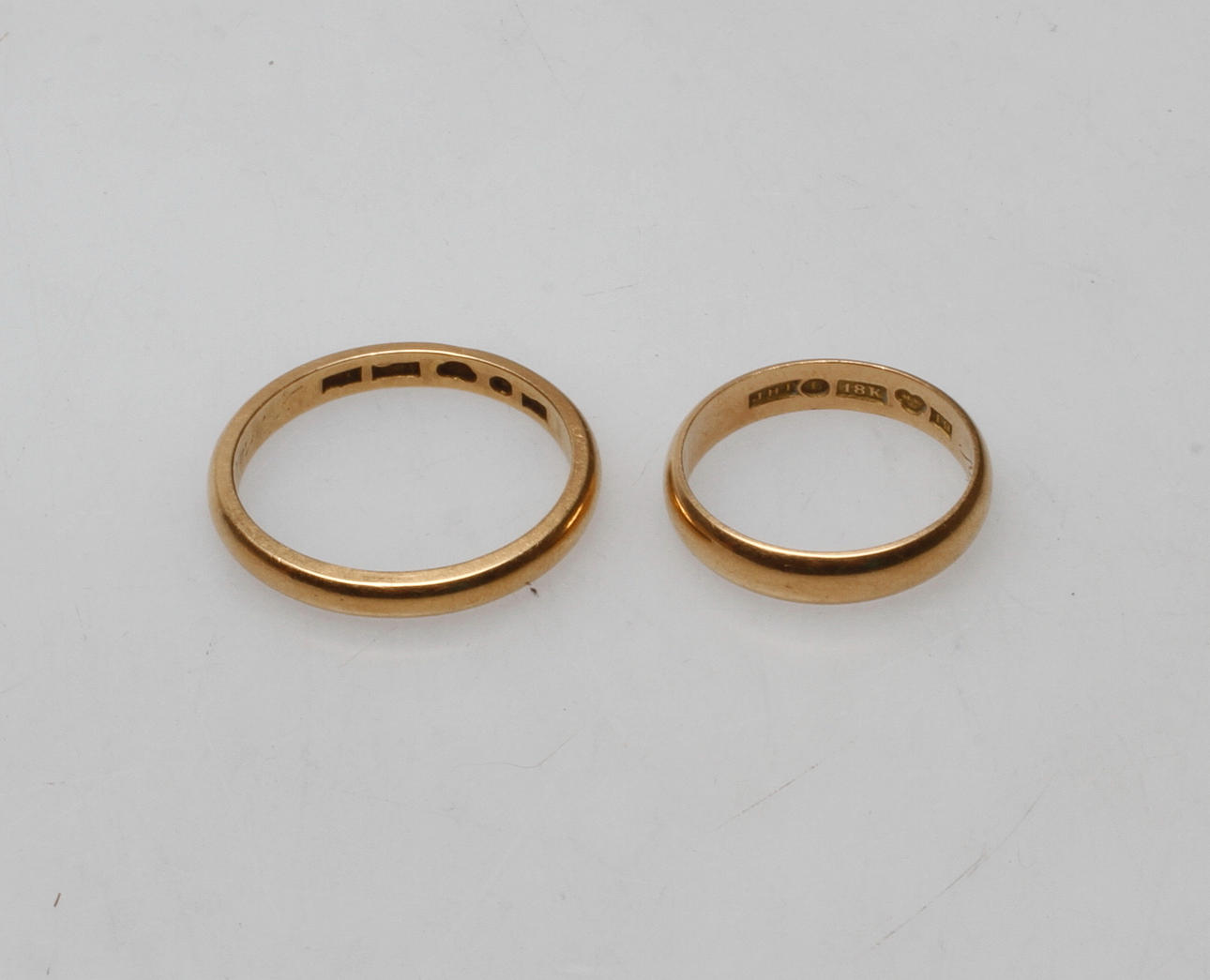 RINGAR, 2 st, 18k guld, vikt ca 11 gr.