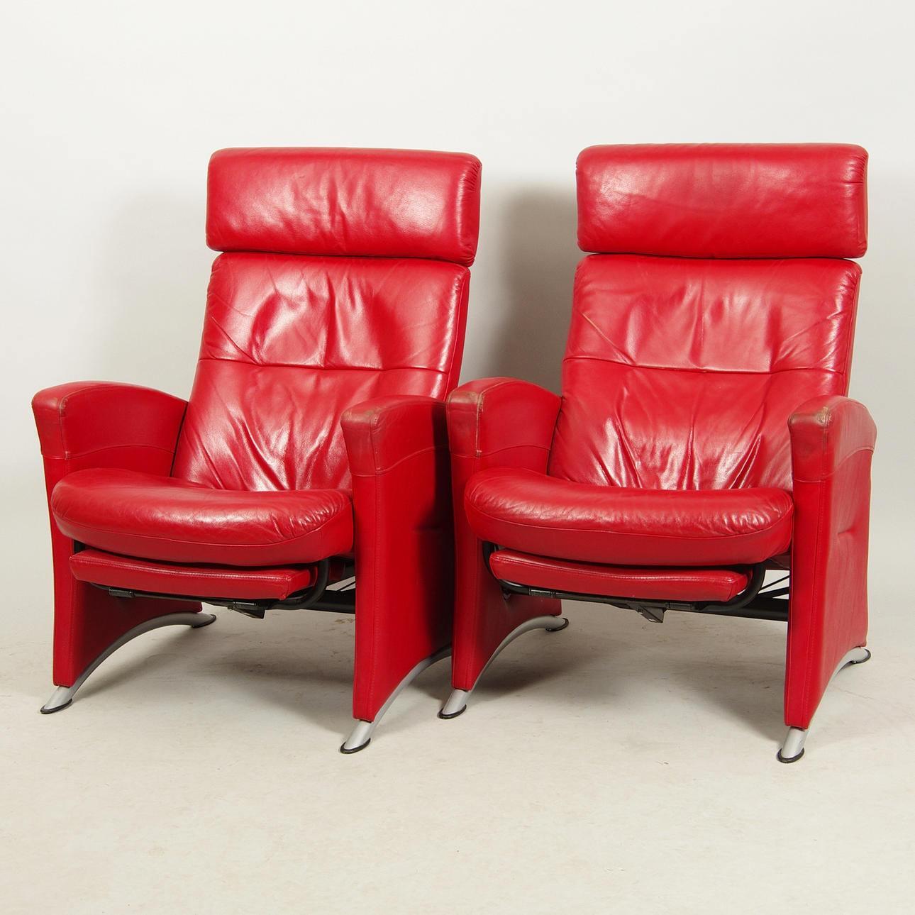 FÅTÖLJER, 1 par, rött skinn, sent 1900-tal.