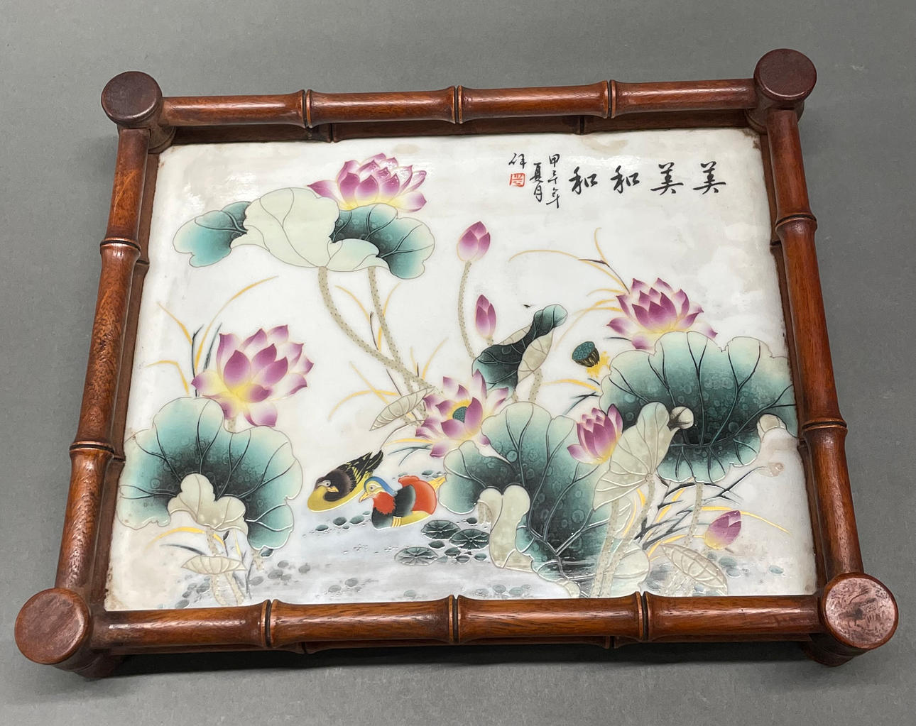 KINESISKT PORSLIN OCH TRÄ TEBRICKA.