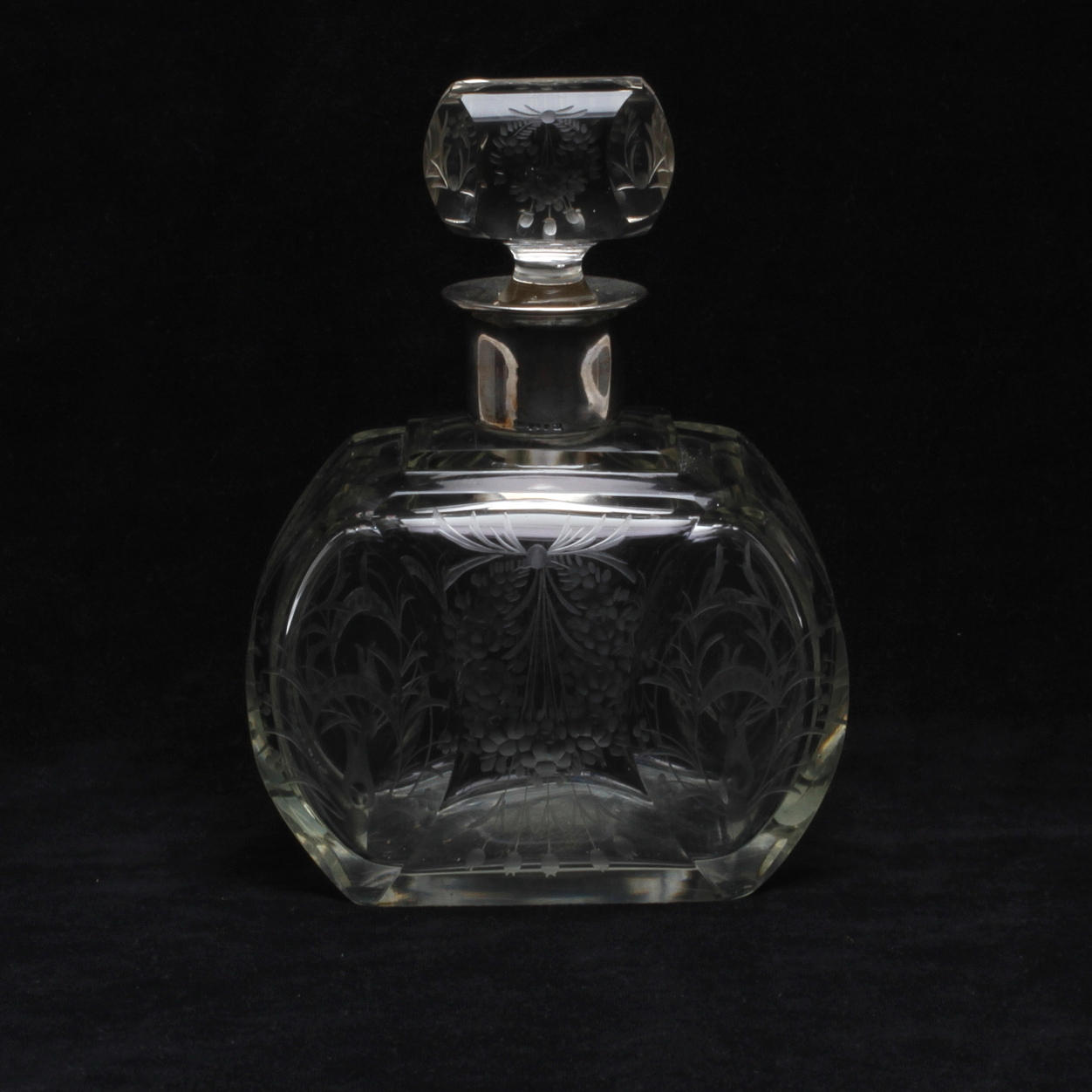 KARAFF med silverfattning. Glas. 1948.