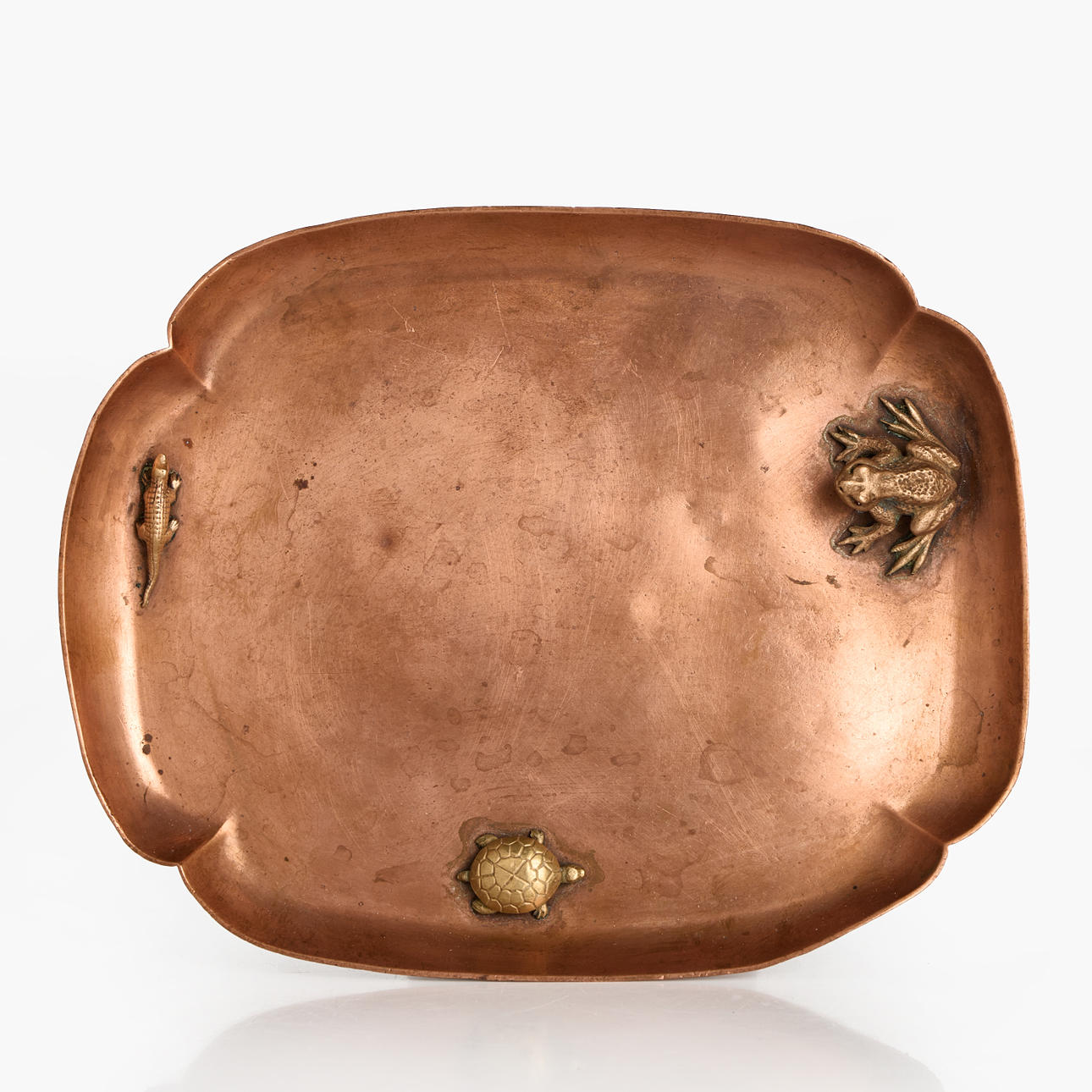 Ein japanisiertes Tablett, Gorham, Birmingham, England, später Teil des 19. Jahrhunderts. Kupfer mit Frosch-, Echsen- und Krötendekor aus Messing.