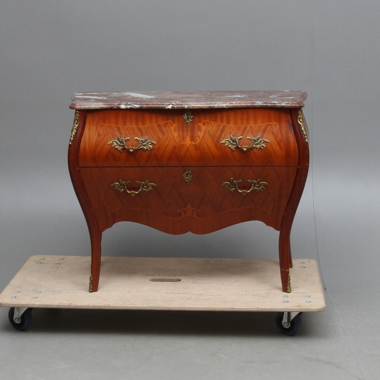 BYRÅ med stenskiva, rokokostil, 1900-tal.