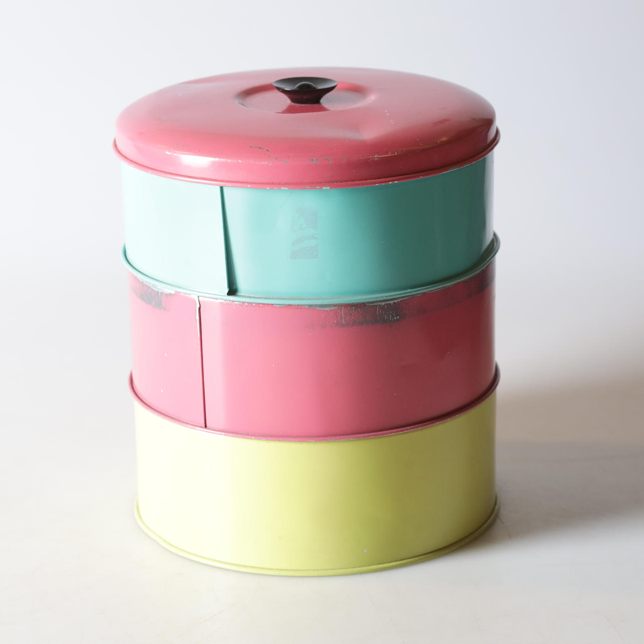 Eine dreistöckige Kuchendose, 20. Jahrhundert.
