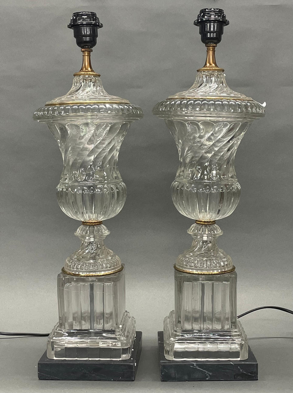 PAR UTSMYCKADE GLAS BORDSLAMPOR MED MARMORBASER.