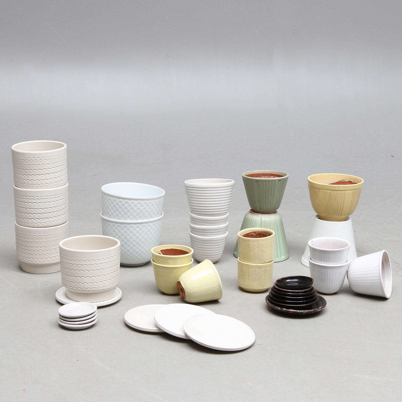 PARTI YTTERFODER, keramik, bl a Nittsjö, Upsala-Ekeby, Karlskrona och Rörstrand.