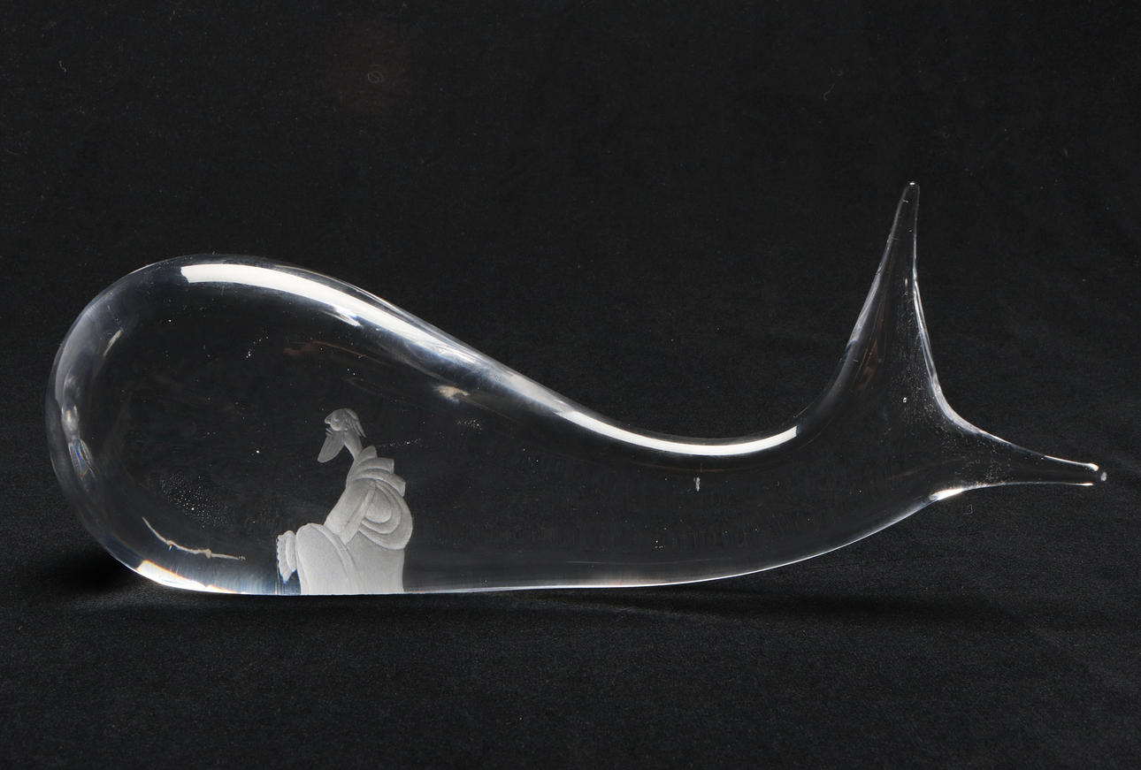 KONSTGLAS, "Jona i valfiskens buk", Vicke Lindstrand för Kosta, 1900-talets andra hälft.