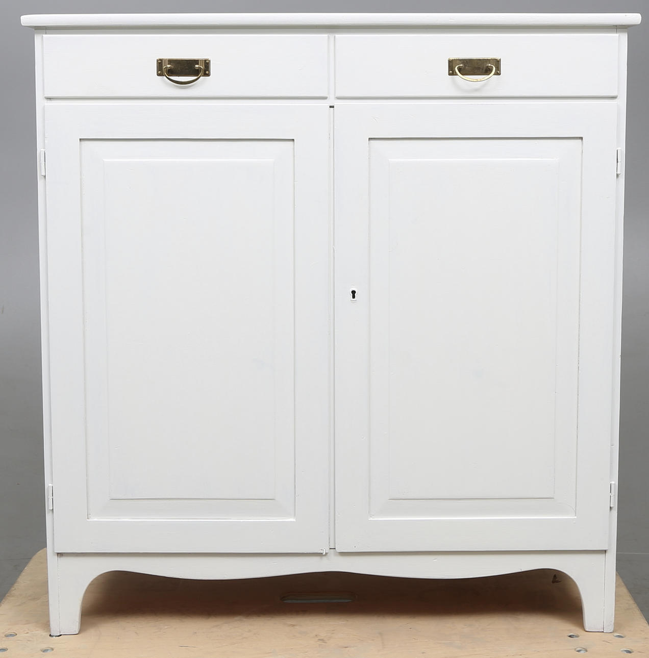 SKÄNK, vitmålad, 1900-tal.