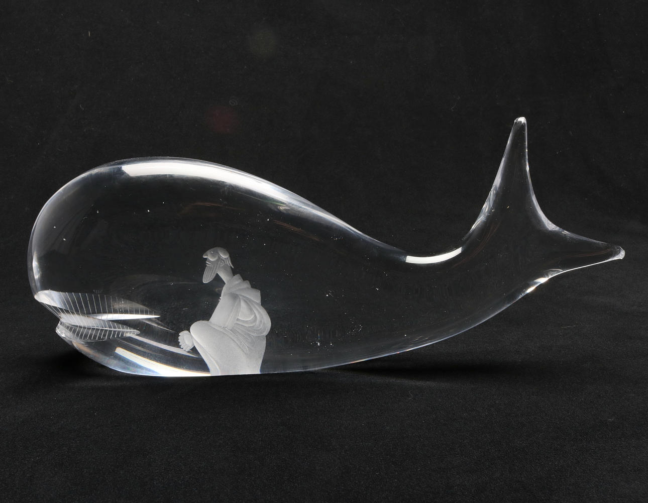 KONSTGLAS, "Jona i valfiskens buk", Vicke Lindstrand för Kosta, 1900-talets andra hälft.