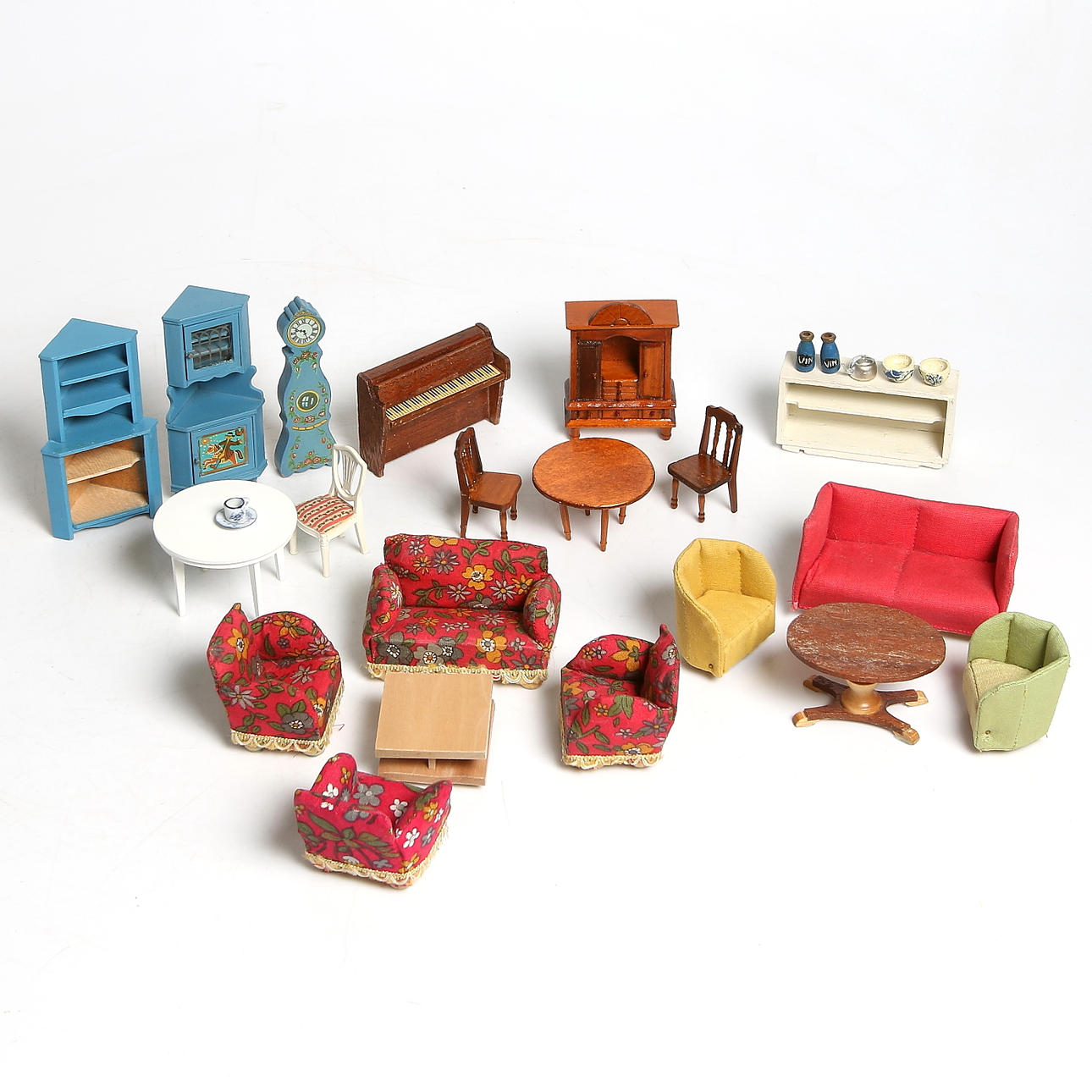 DOCKSKÅPSMÖBLER och TILLBEHÖR, 27 delar, 1960/70-tal.