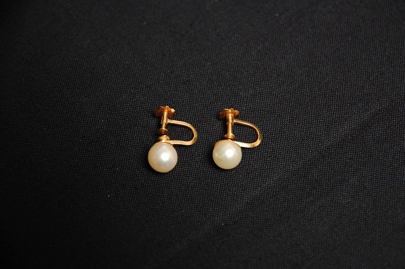 ÖRHÄNGE med odlade pärlor 18 K guld.