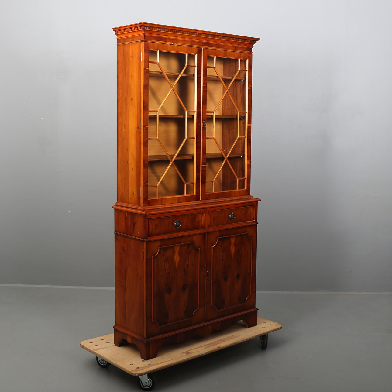 VITRINSKÅP i engelsk stil av Idegran, 1900-tal.