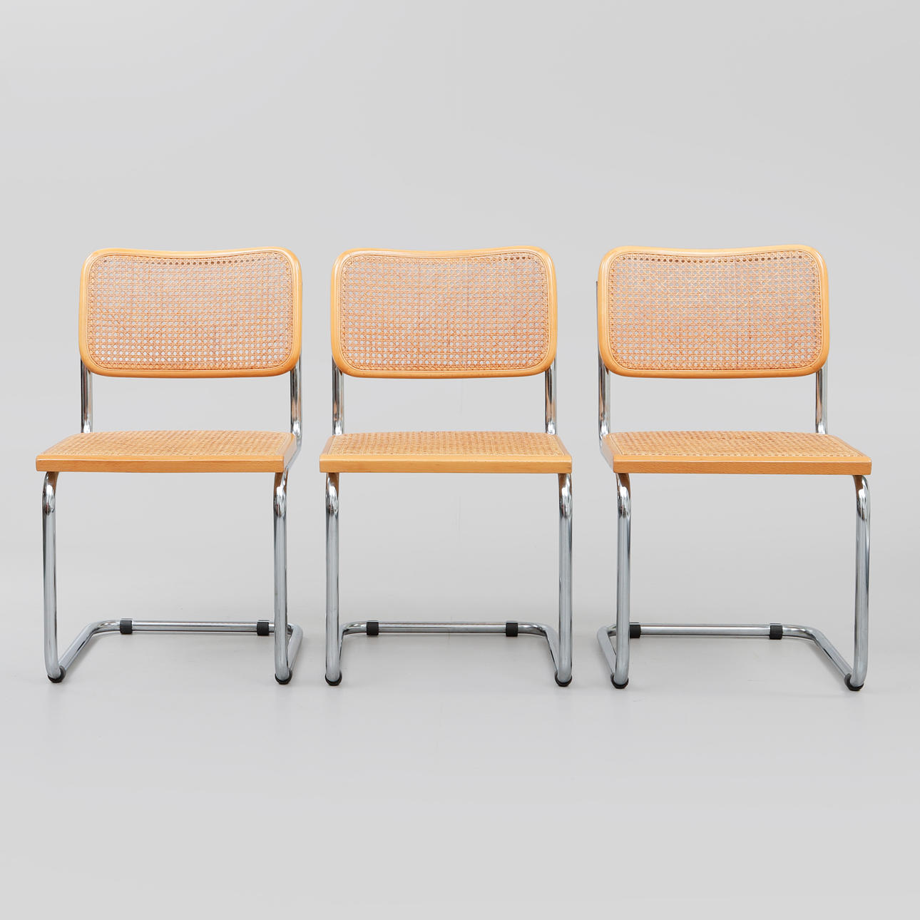 TRE STOLE, af Marcel Breuers Cesca-stol.