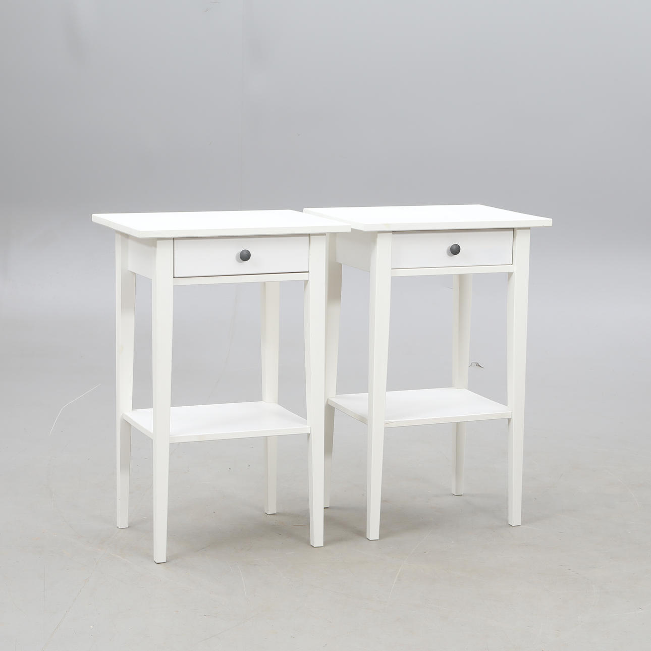 MESITA DE NOCHE, «Hemnes «, Ikea.