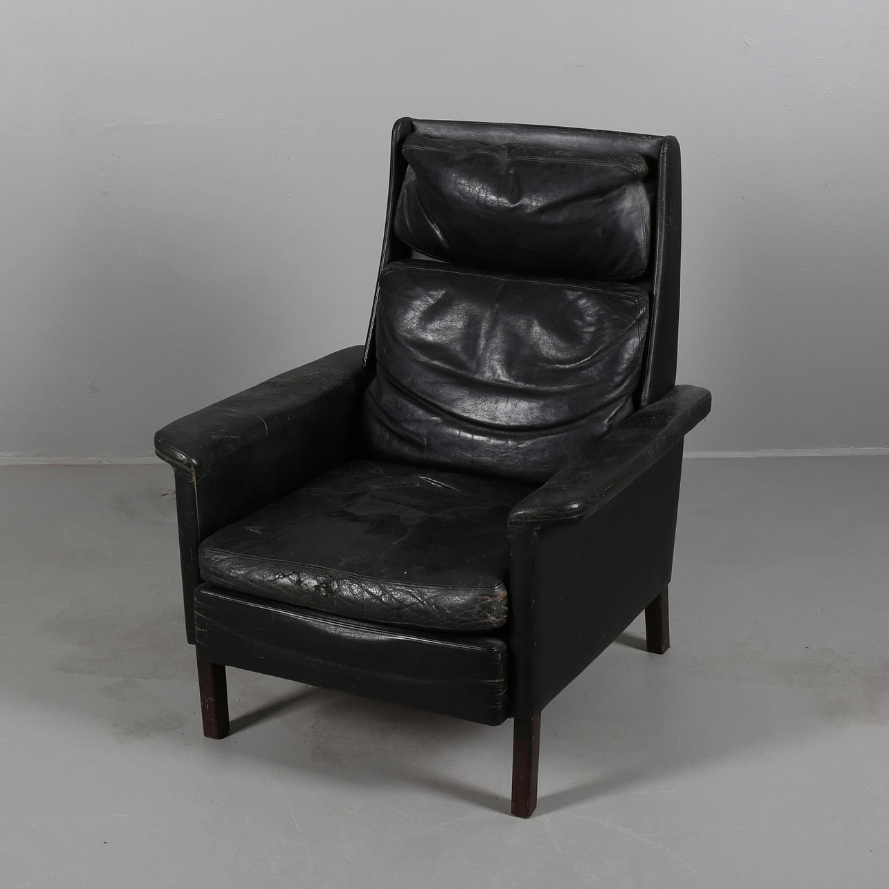 FÅTÖLJ i svart läder, MIO 1960-tal.