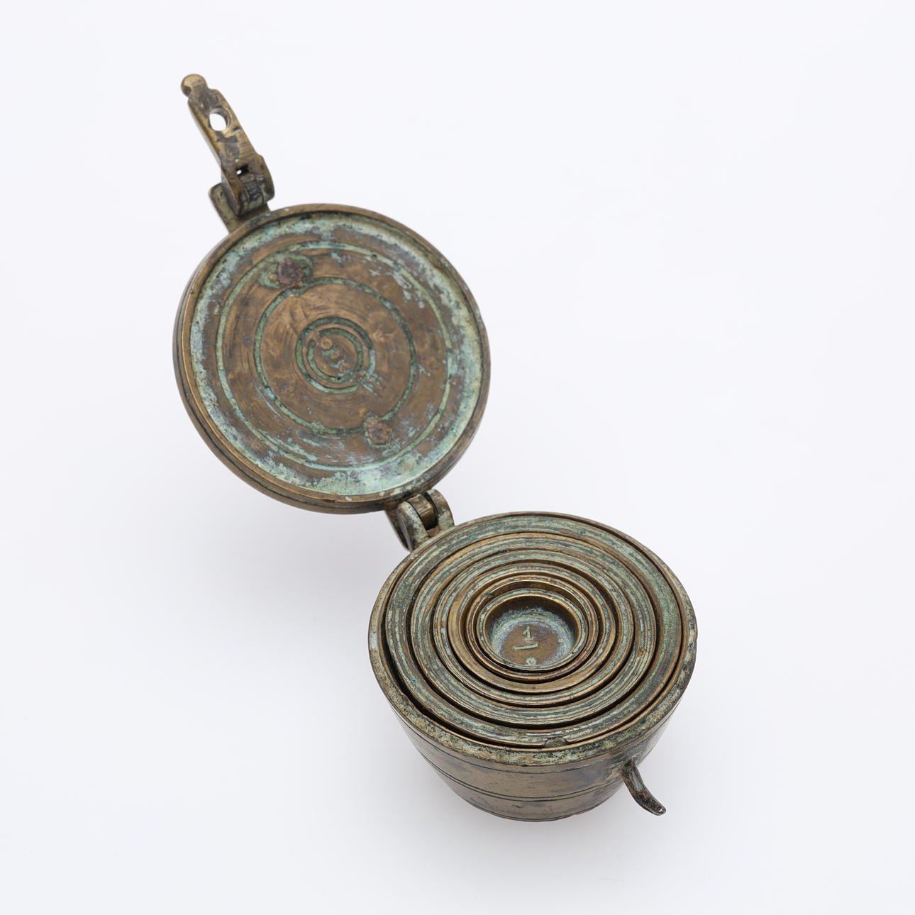 VIKTMÅTT, 6 mått plus hölje med lock, mässing, krönt 1853.