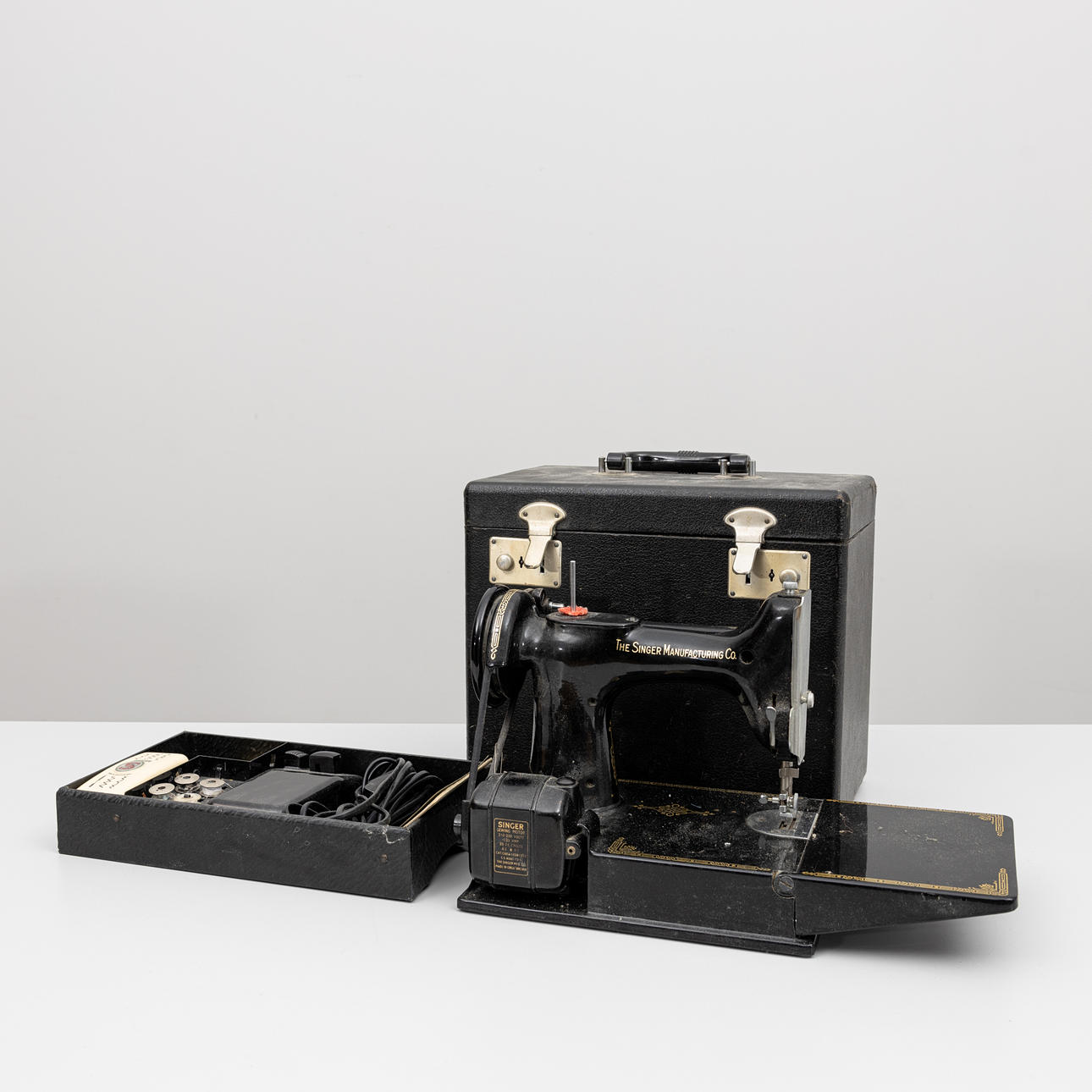 SEWING MACHINE, “Singer Lightweight” Electric sewing machine, type 221 K2 with accessories.