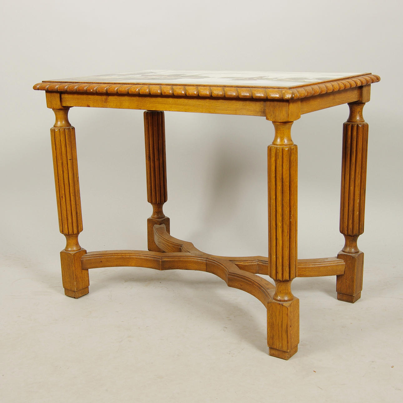 BORD, ek med kakelskivor, 1900-talets mitt.