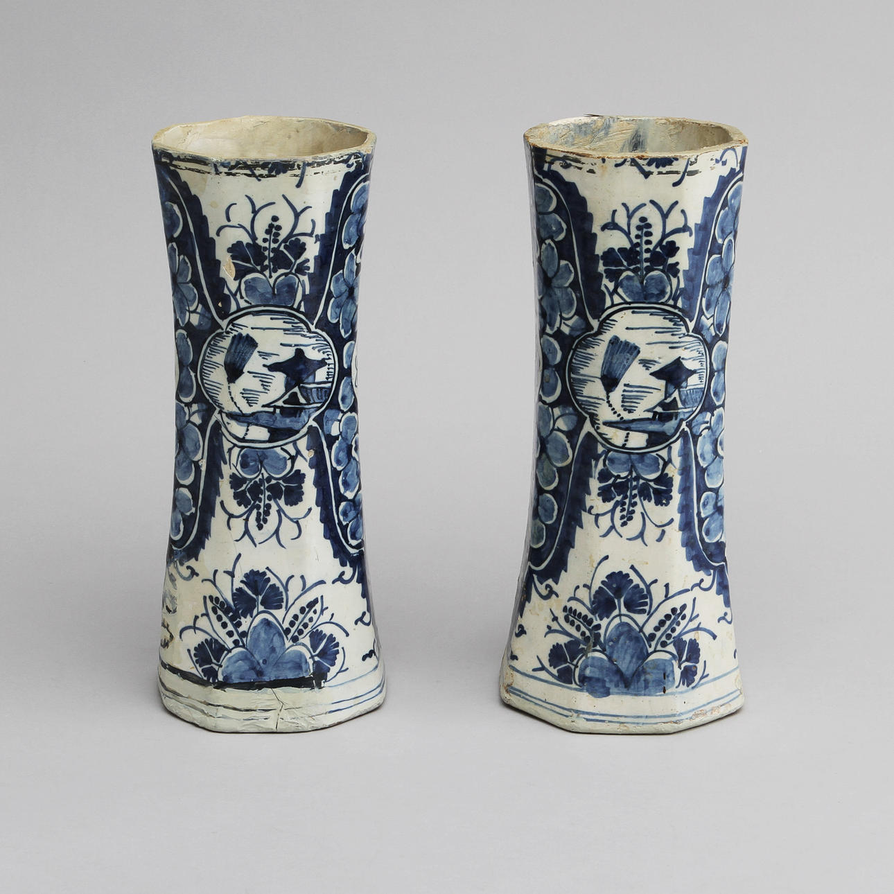 VASER, ett par, fajans, Holland, 1700-tal.