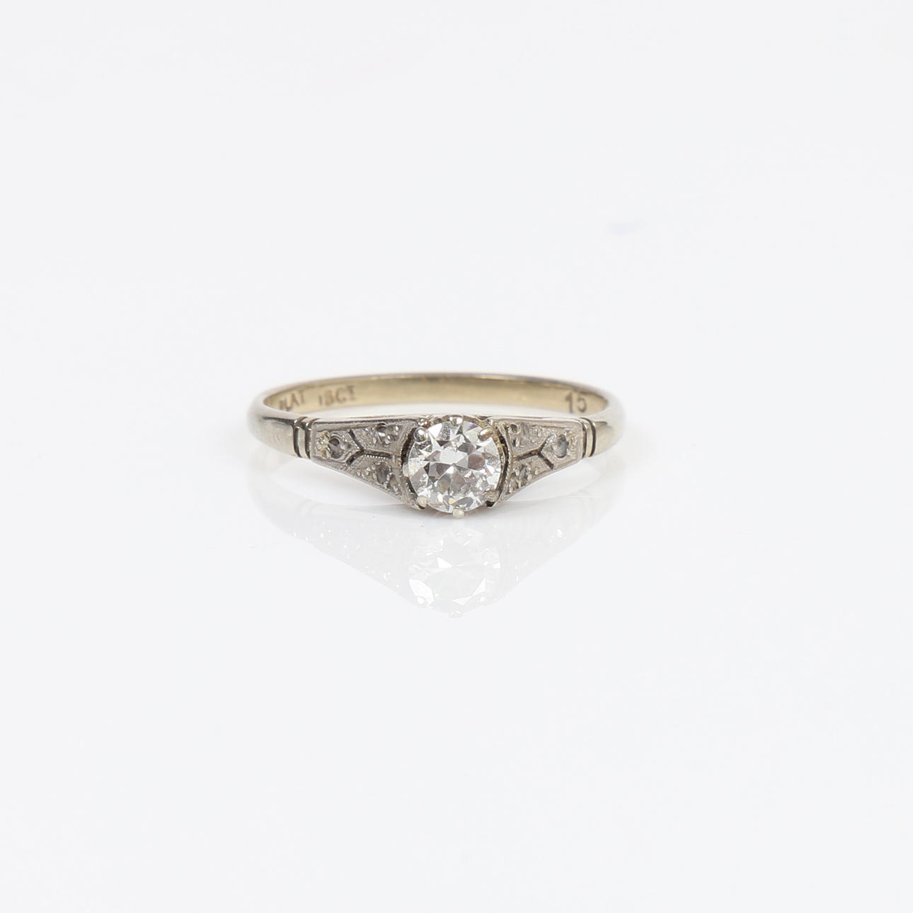 A 18 CARAT GOLD AND PLATINUM DIAMOND RING.