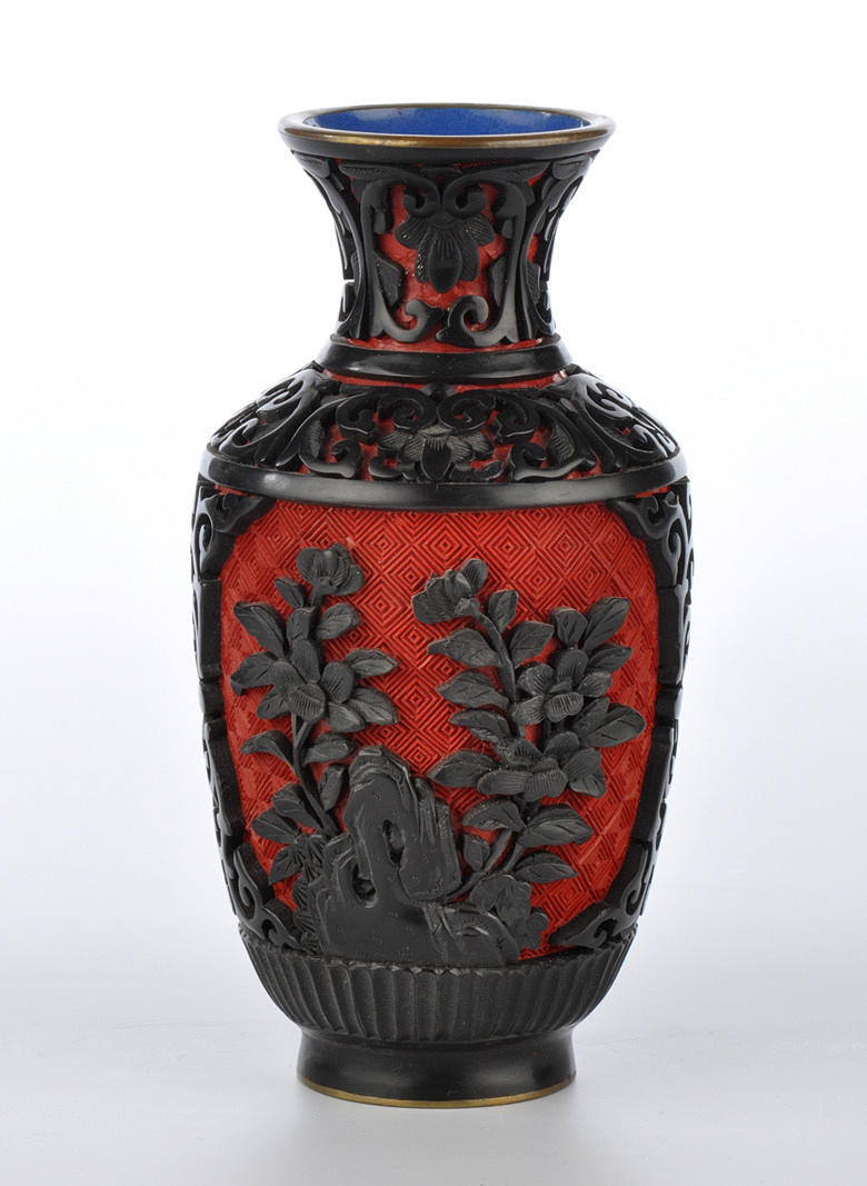 BALUSTERVASE, CHINA. Relief vägg gjord av svart lack på röd lack primer.