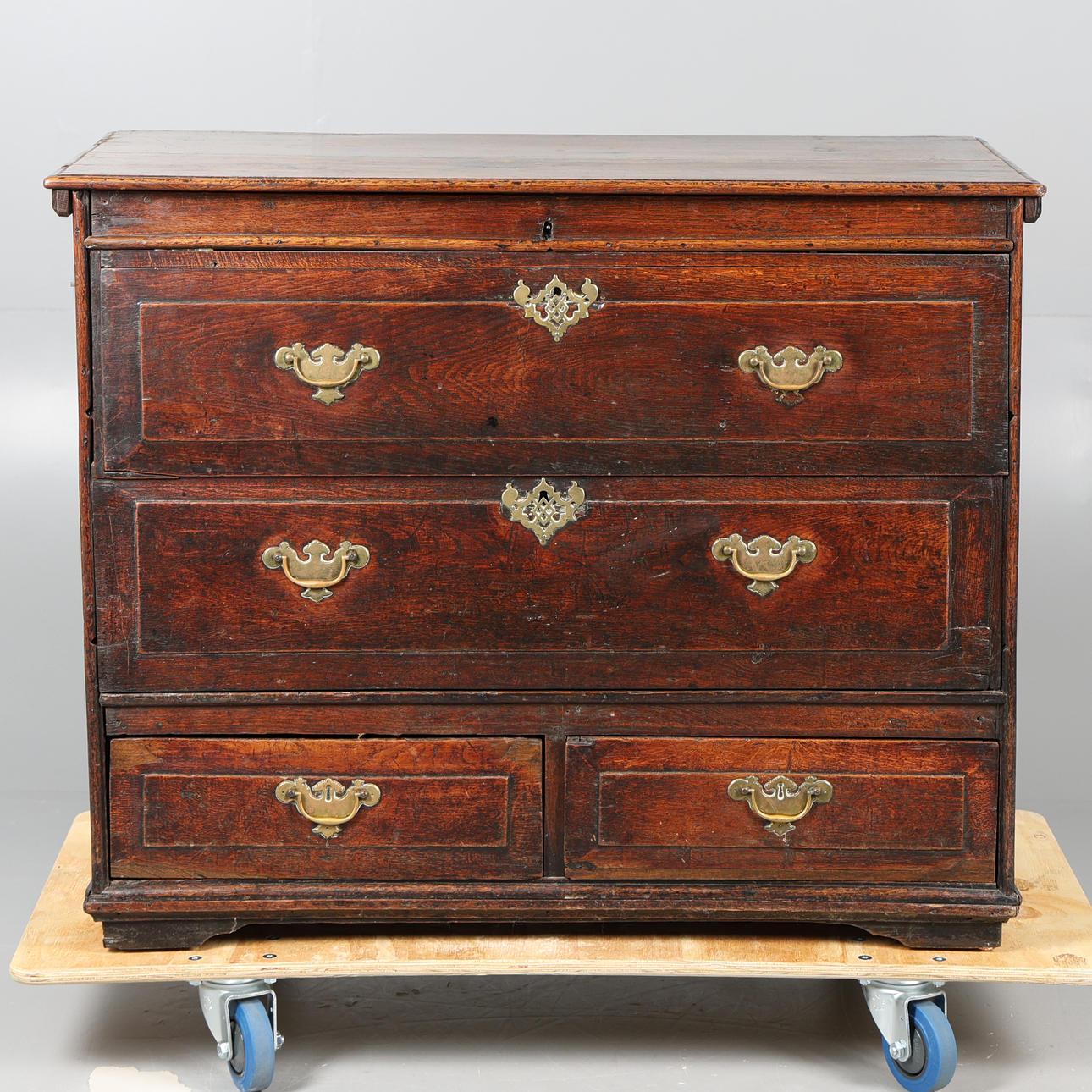 UN COFRE DE MULA DE ROBLE DE GEORGE III.