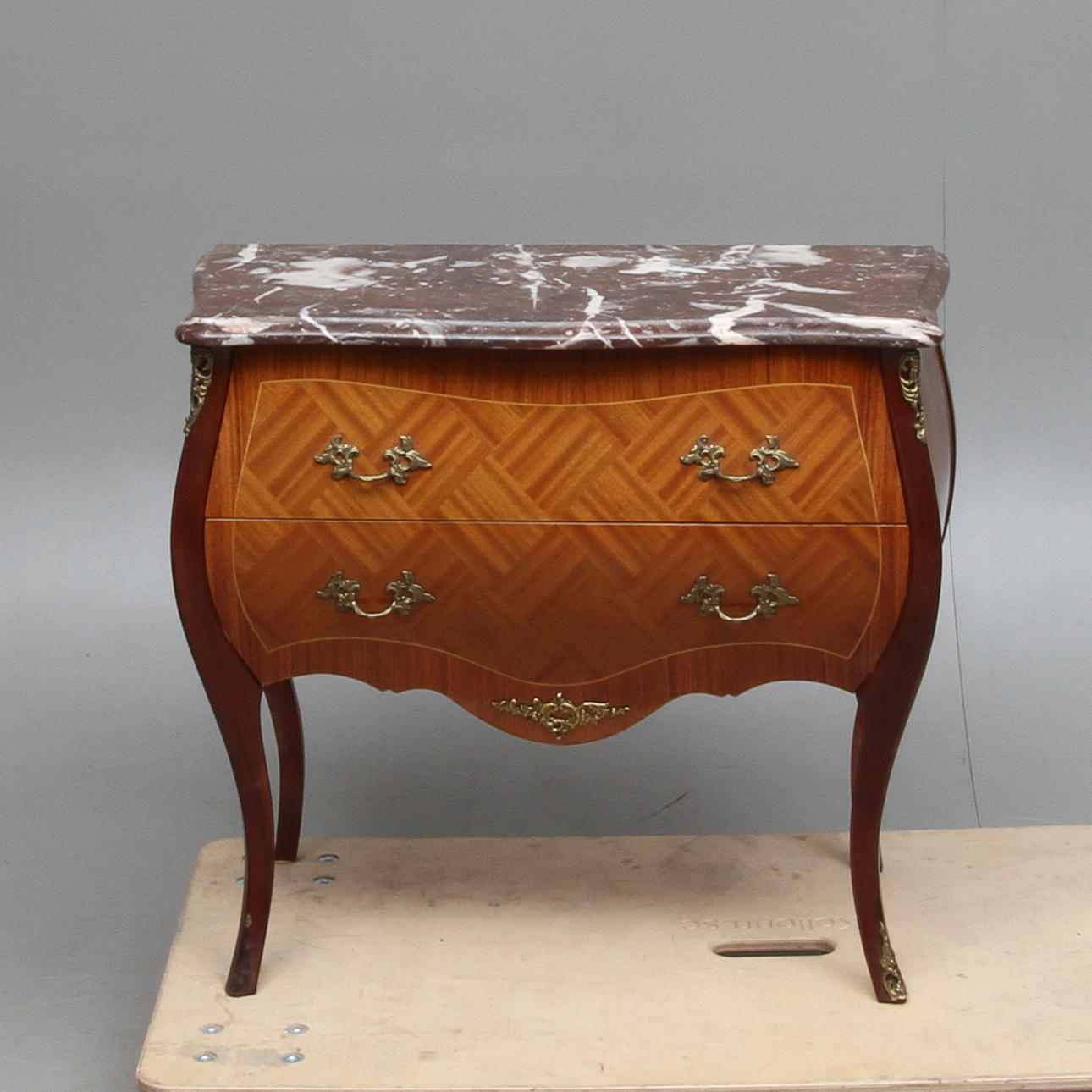 BYRÅ, med stenskiva, rokokostil, 1900-tal.