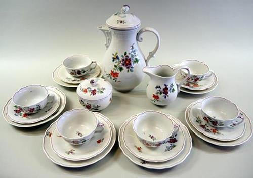 MEISSEN kaffeset med blommig dekoration.