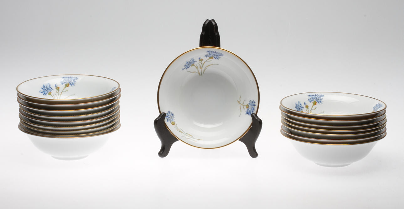 BÄRSKÅLAR, porslin, 17 st. "Blåklint". Hackefors, 1900-talets andra hälft.