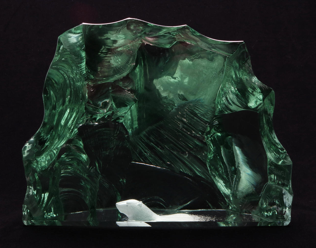 KONSTGLAS, glasblock med isbjörn, graverad dekor, Vicke Lindstrand för Kosta, 1900-talets andra hälft.