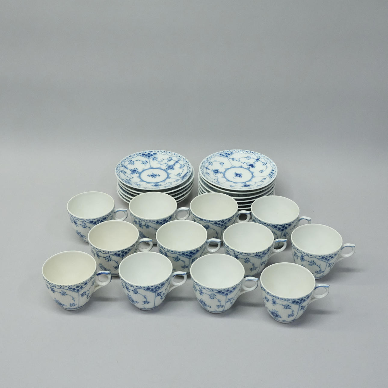 ROYAL COPENHAGEN, SERVISDELAR MUSSELMALET.