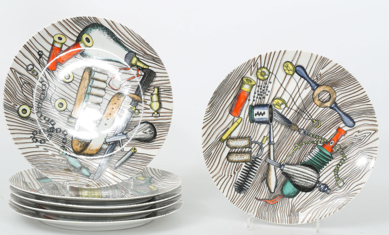 PIERO FORNASETTI. Tallrikar, porslin, "Oggetti Caccia", Jaktmotiv, 6 stycken, Italien.