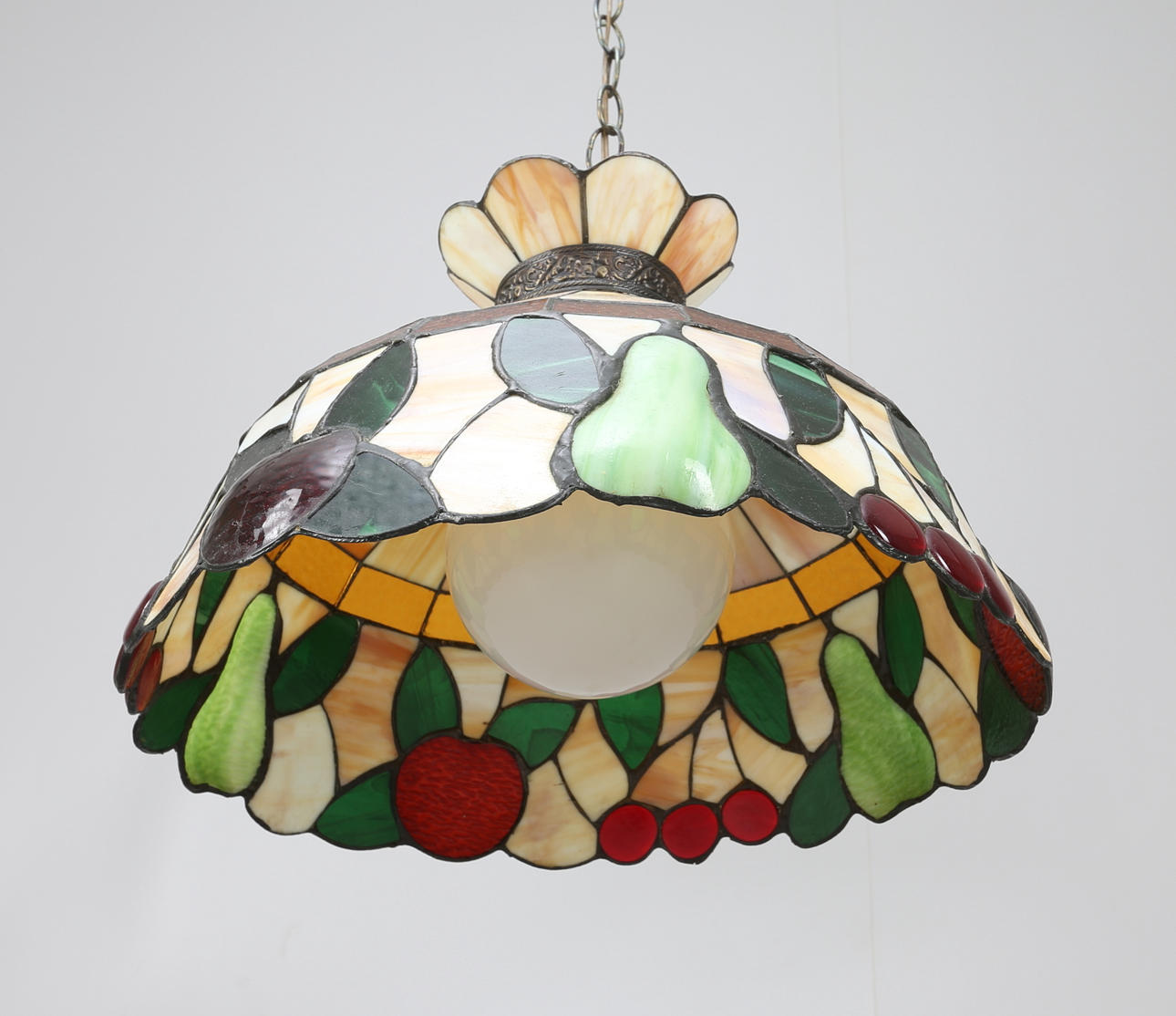 TAKLAMPA, tiffanymodell, 1900-talets mitt.