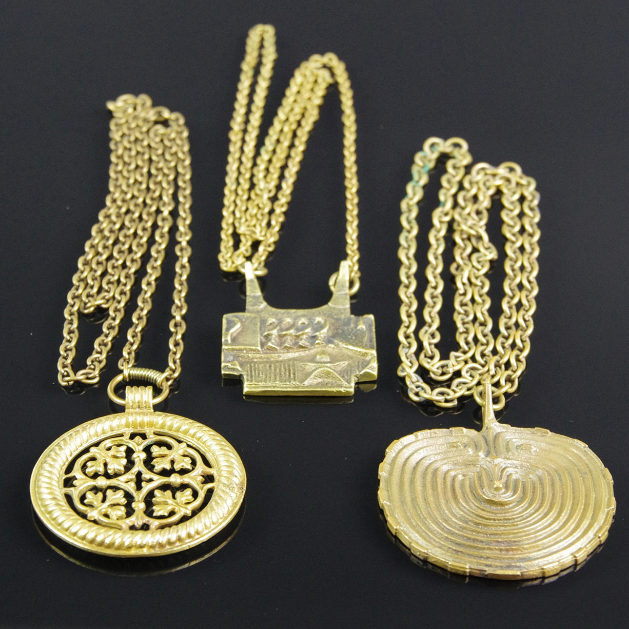 HÄNGSMYCKEN, 3 stycken, brons, bl. a. Kalevala.