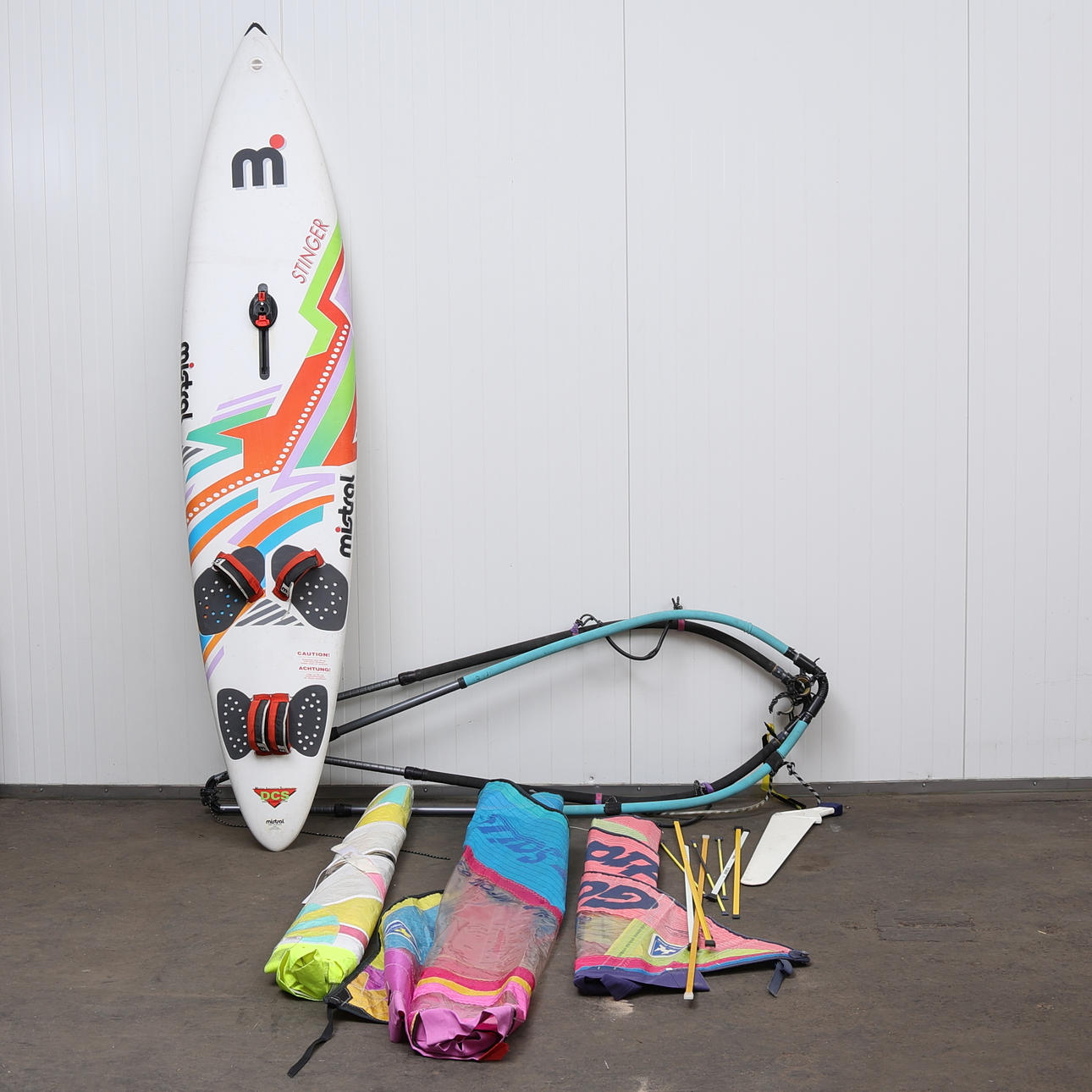 VINDSURFINGBRÄDA, Mistral DCS, med segel och bom.