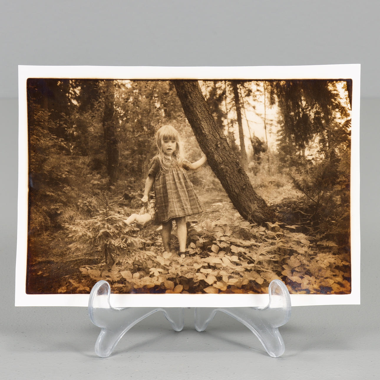 TUIJA LINDSTRÖM. Flicka i skogen.