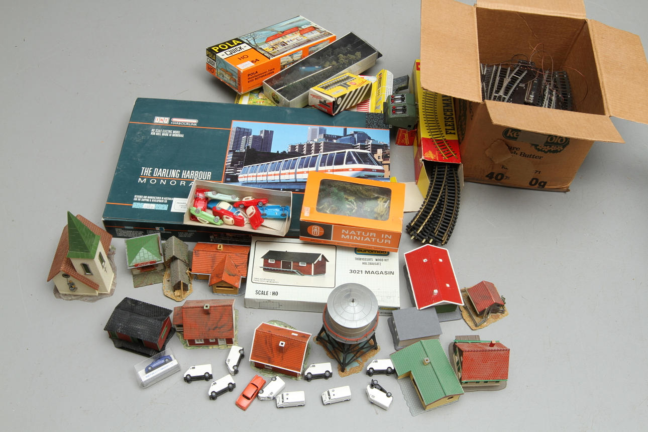 MODELLTÅG FLEISCHMANN räls och växlar. TNT spårvagn monorail, HUS, BILAR och TILLBEHÖR olika tillverkare.