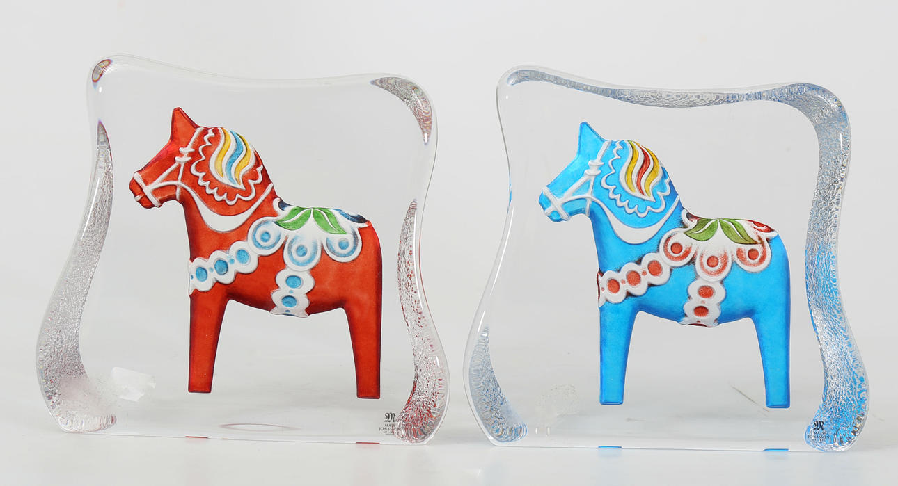 MATS JONASSON. Skulptur, glas, Dalahästar, 2 stycken, Målerås.