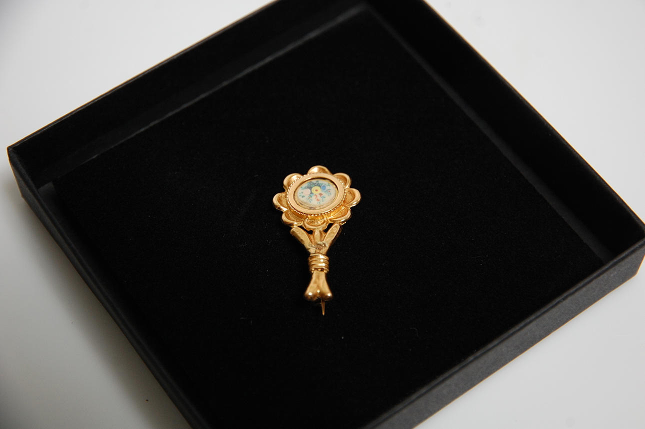 BROSCH, 18 k guld med liten handmålad blomma, 1800-tal.
