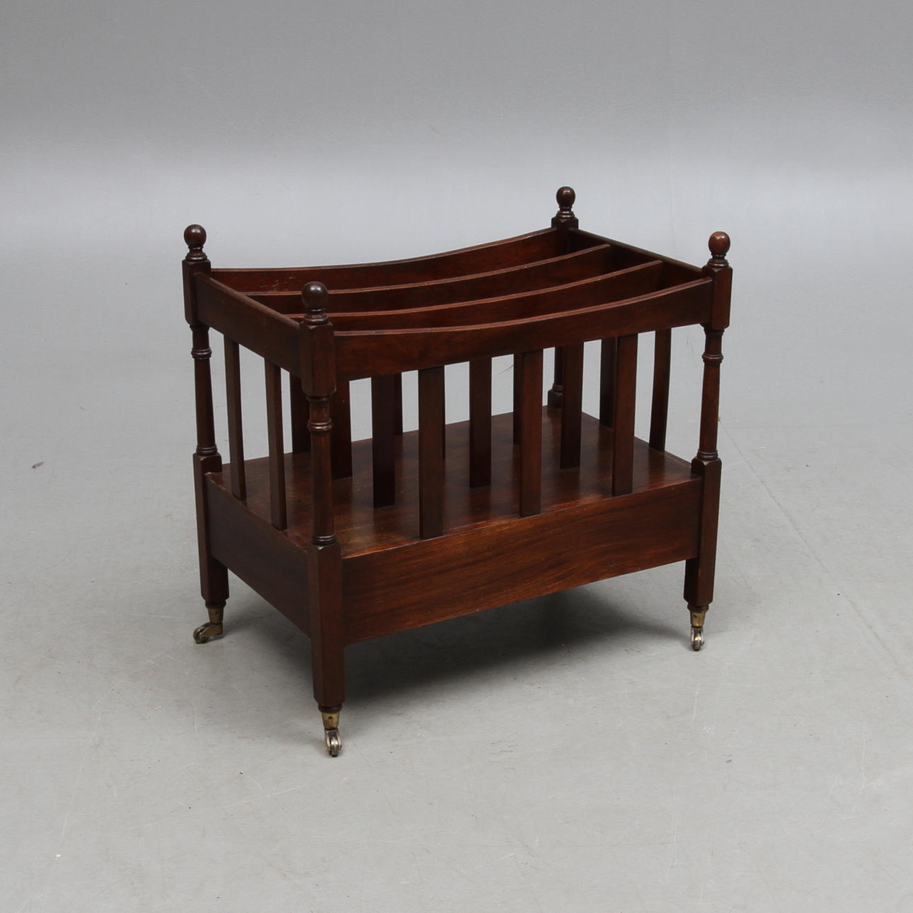 TIDNINGSSTÄLL, engelsk stil, 1900-tal.