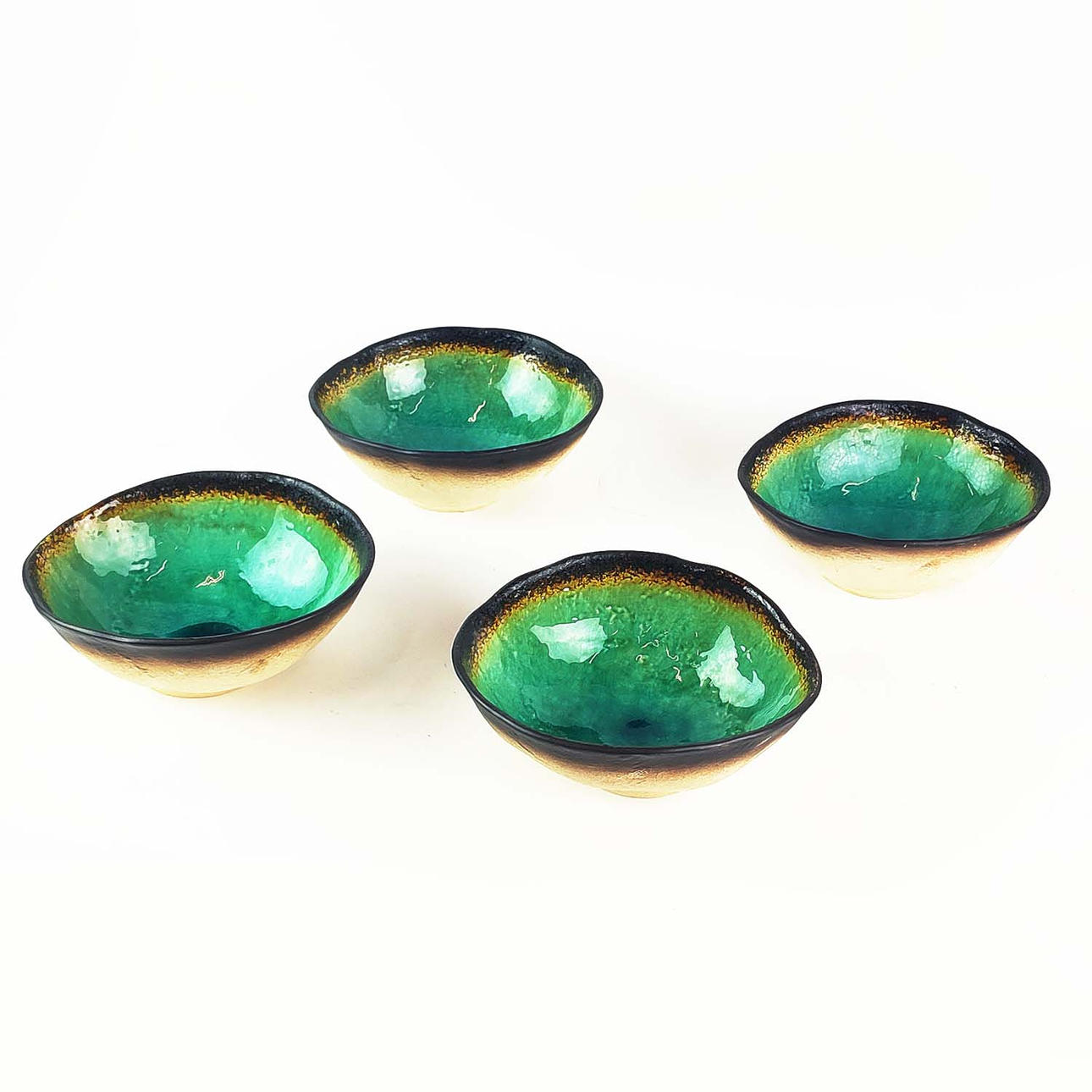 EINE SAMMLUNG VON VIER JAPANISCHEN STUDIOKERAMIKSCHALEN.